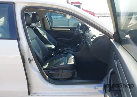 2013 Volkswagen Passat 2.5L Wolfsburg Edition z USA, uszkodzony, nr VIN 1VWAH7A38DC141947